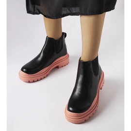 Mustat nilkkurit värikkäällä Marinone-alustalla 1