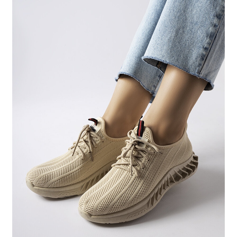 Beige slip kengissä nauha 1