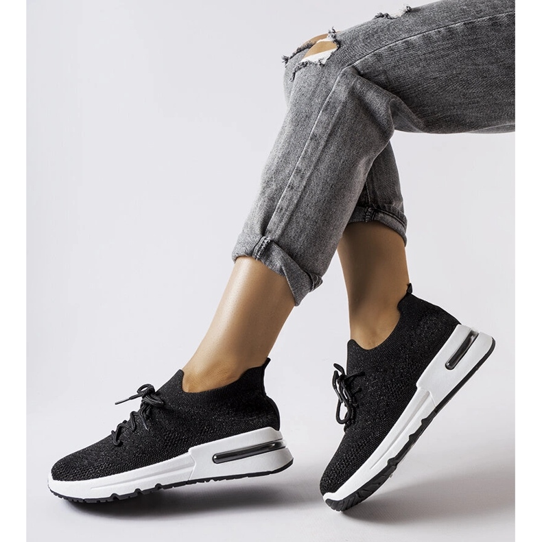 Inna Mustat tennarit, jotka on koristeltu kiiltävällä Randolph-langalla 2