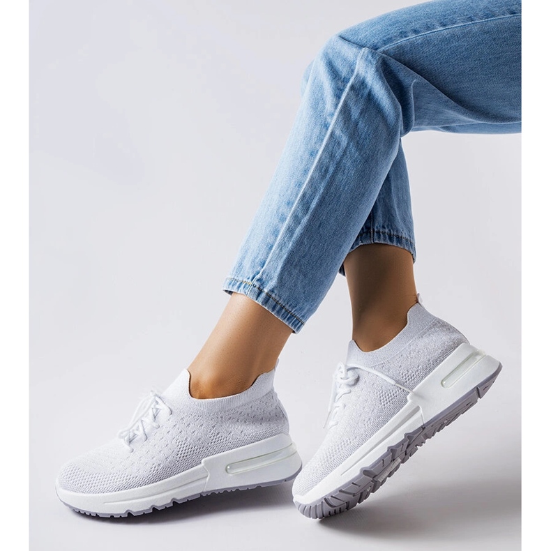 Inna Randolphin valkoiset tennarit, jotka on koristeltu hopealangalla valkoinen 1