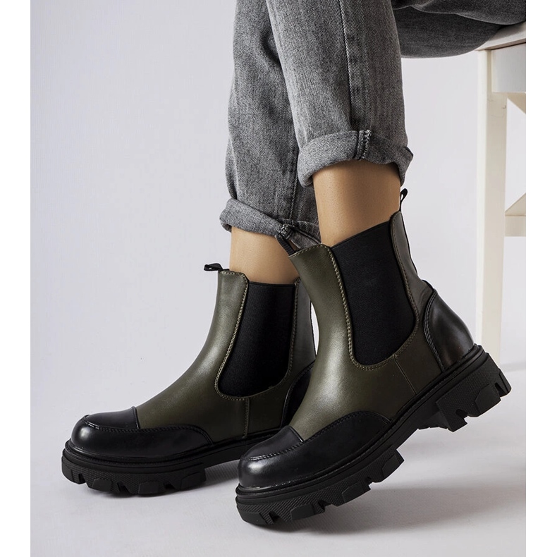 Inna Mustat ja vihreät slip-on saappaat Albanylta 1