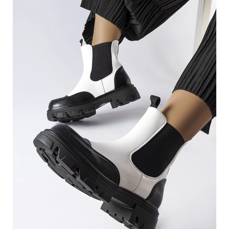 Inna Mustavalkoiset slip-on saappaat Albanylta valkoinen 1