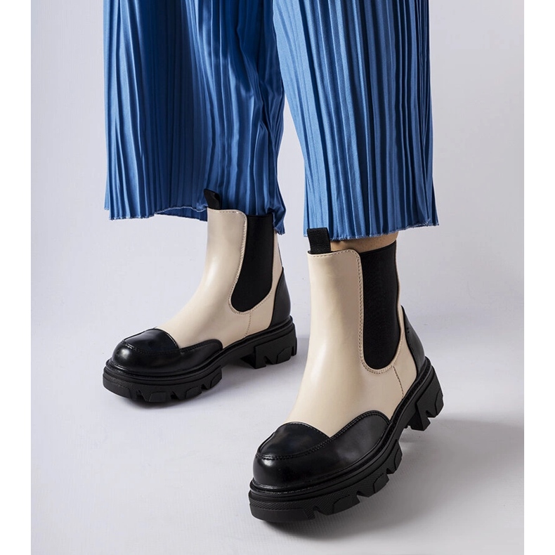 Inna Mustat ja beigenväriset slip-on saappaat Albanylta 1