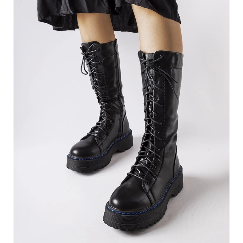 Mustat eristetyt saappaat Hide-alustalla 1