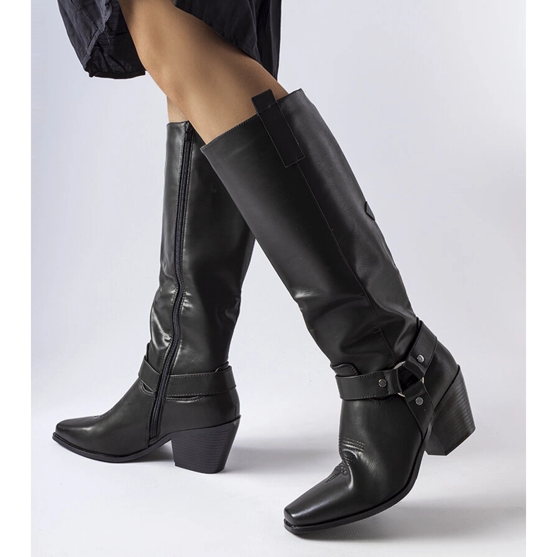 Mustat cowboysaappaat pylväässä 1