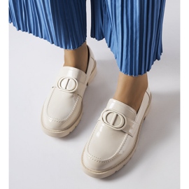 Inna Beigeksi lakatut Scranton-loaferit 1