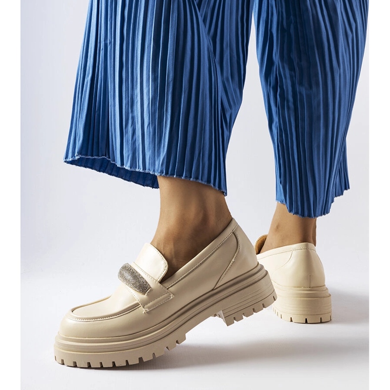 Hartfordin beige-muskasiinit strassikivillä 1