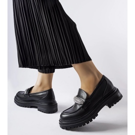 Hartfordin mustat loaferit strassilla 1