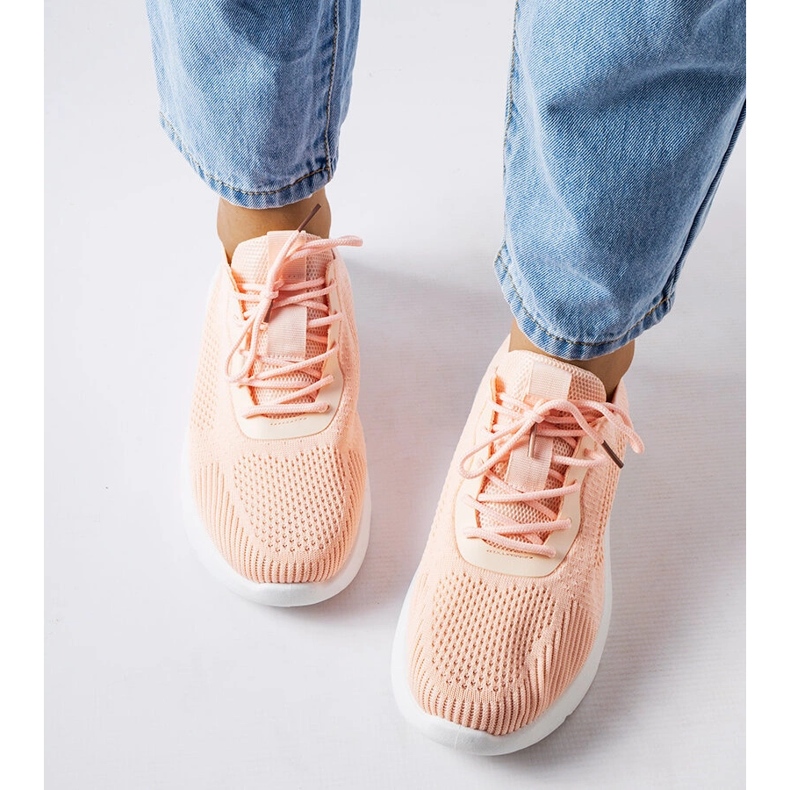 Nelsonin oranssit ja valkoiset lenkkarit 1