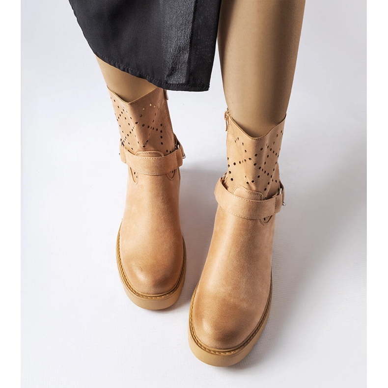 Procopion beige-harjakattoiset saappaat ketjulla 1