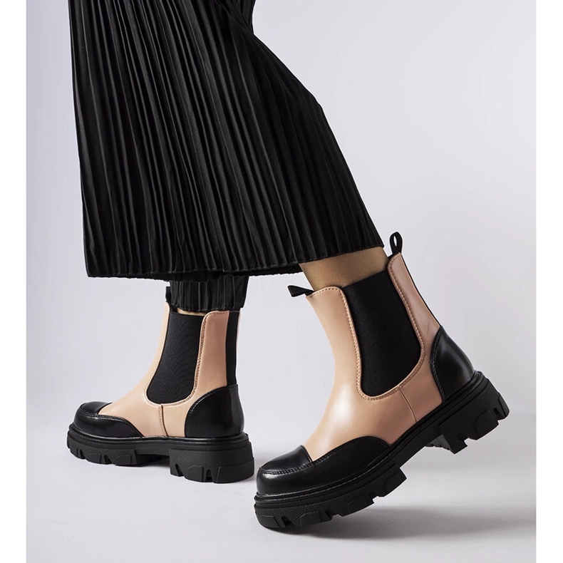 Mustat ja vaaleanpunaiset slip-on saappaat Albanylta 1