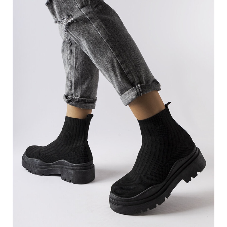 Merkitsee mustia korkeatasoisia tennareita musta 1