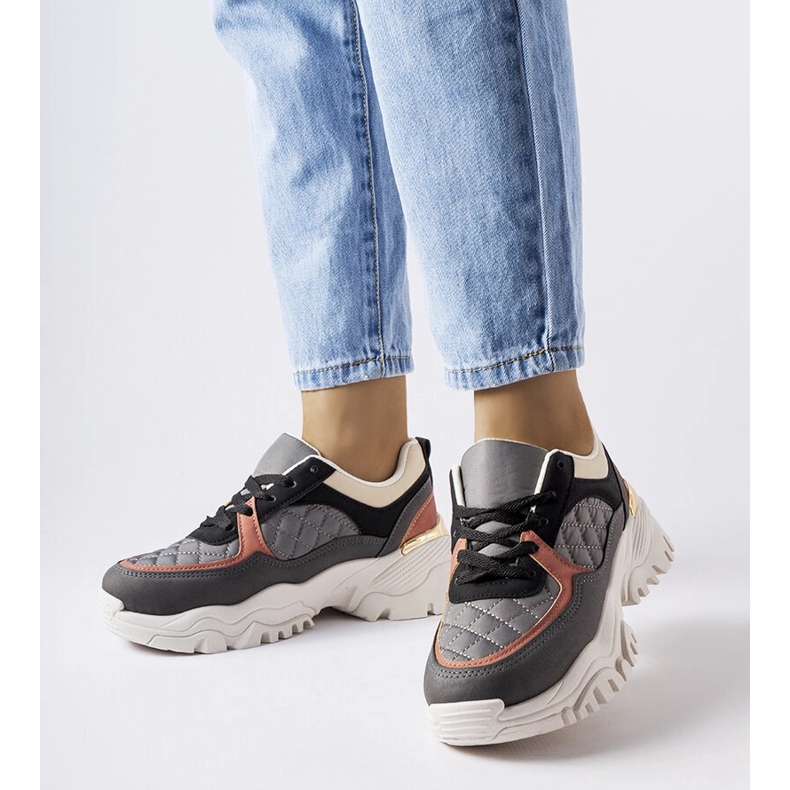 Inna Esquibelin harmaat lenkkarit värillisillä lisäkkeillä 1