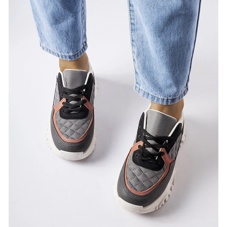 Inna Esquibelin harmaat lenkkarit värillisillä lisäkkeillä 2