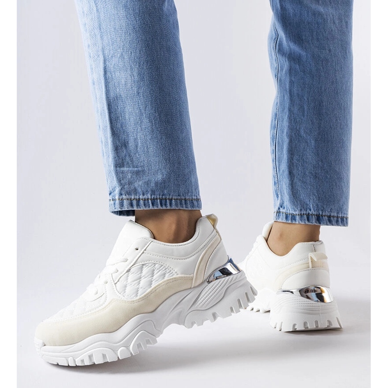 Inna Esquibelin valkoiset tennarit hopeisella sisäkkeellä valkoinen 1