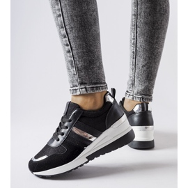 Inna Mustat ja hopeiset kiilalenkkarit merkiltä Titusville 1