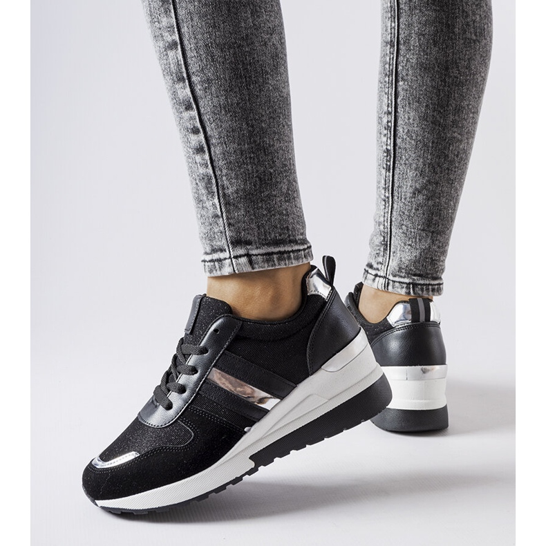 Inna Mustat ja hopeiset kiilalenkkarit merkiltä Titusville 1