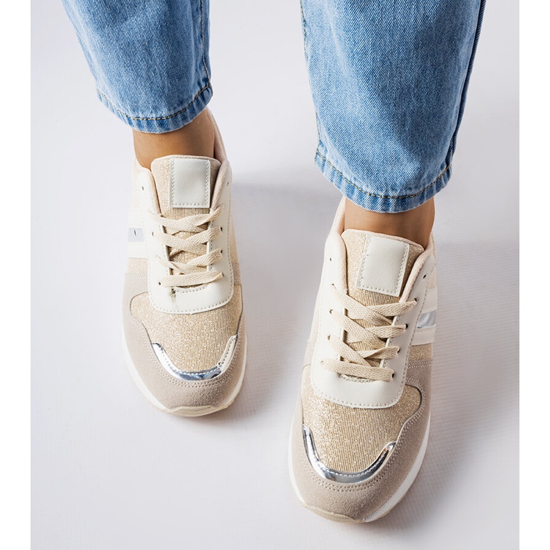 Inna Titusvillen beigen ja hopean kiilalenkkarit 1