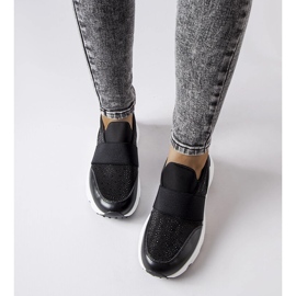 Algison mustat lenkkarit strassilla 1