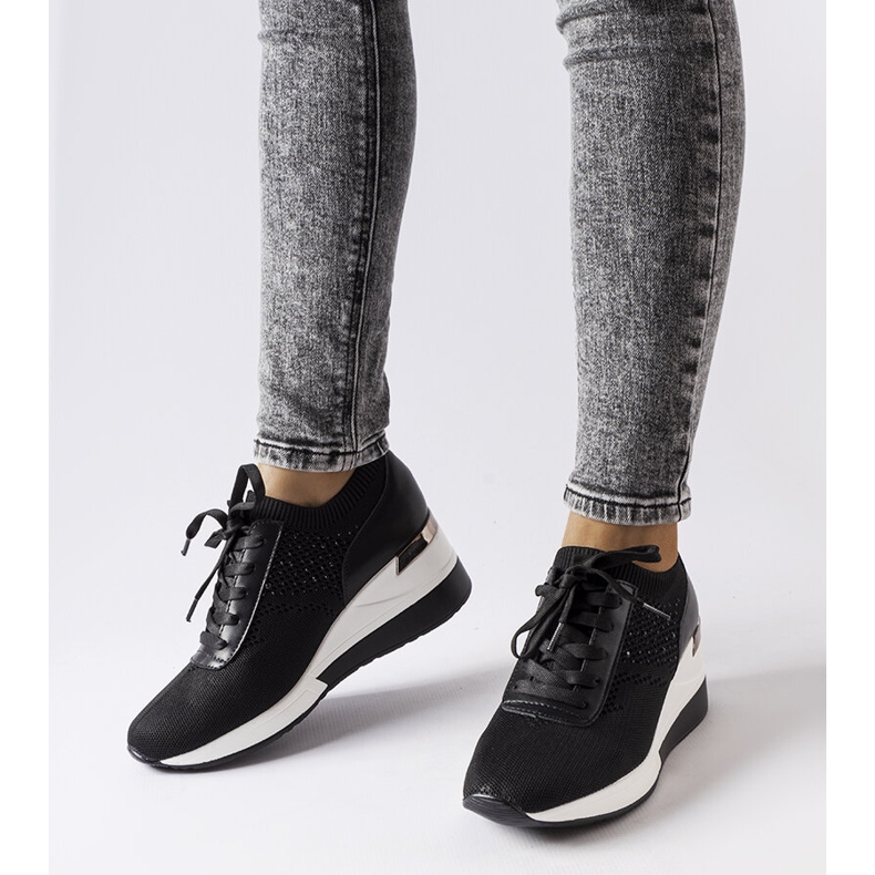 Inna Valan mustat strassikivilenkkarit 1