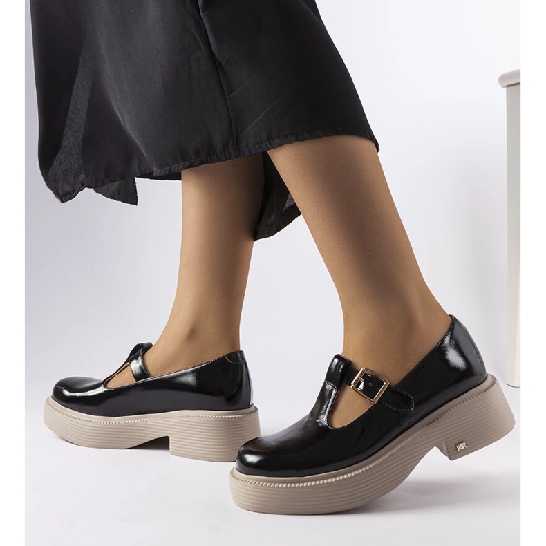 Inna Karinon mustat lakatut kengät 1