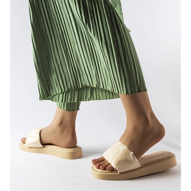 Boulevardin beigenväriset röyhelöillä koristellut liukusäätimet valkoinen 1