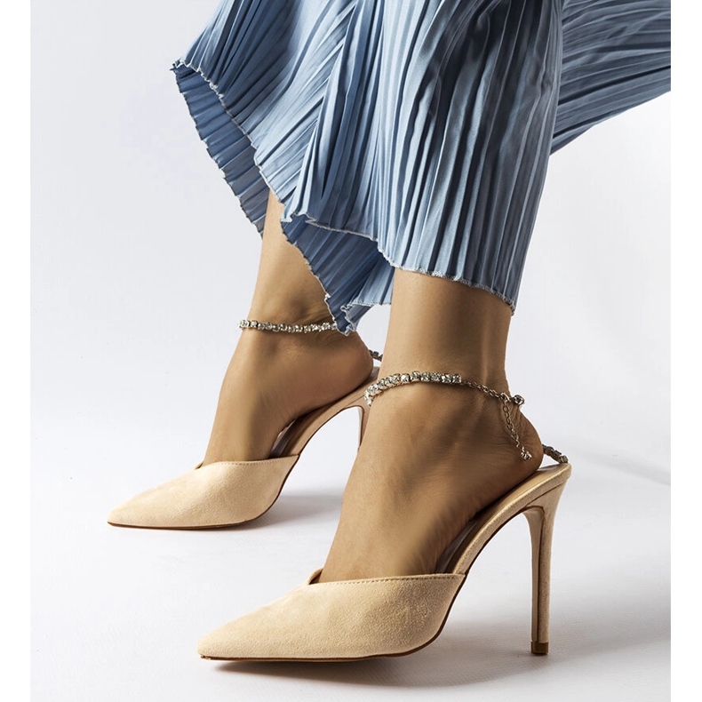 Claude beigenväriset stilettopumput strassilla 1