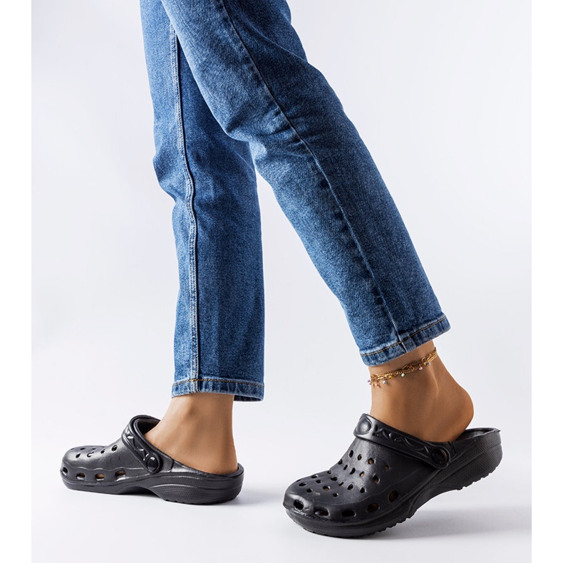 Kleistin mustat vaahtomuoviset suljetut tossut 1