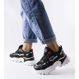 Mustat tennarit, joissa neon-Opal-sisäkkeet 1