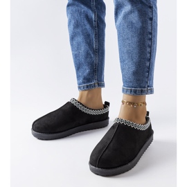 Mustat eristetyt tossut, joissa on Dudi-kirjonta 1