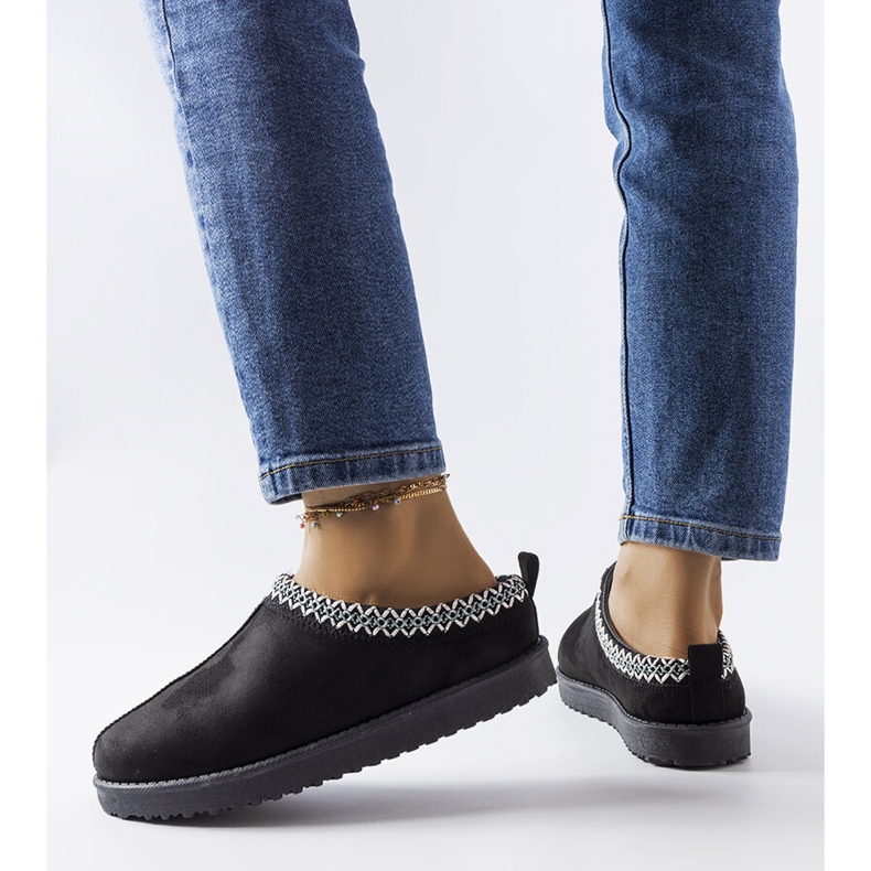 Mustat eristetyt tossut, joissa on Dudi-kirjonta 2