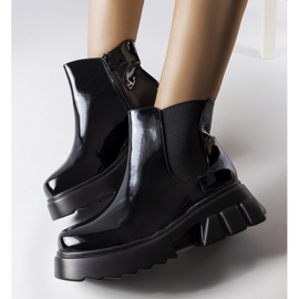 Mustaksi lakatut eristetyt saappaat Delitiltä 1