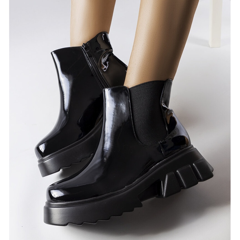 Mustaksi lakatut eristetyt saappaat Delitiltä 1