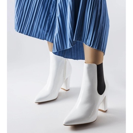 Tollassa valkoiseksi lakatut Dolla-saappaat valkoinen 2