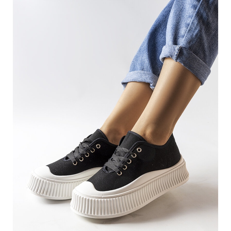 Inna Wallacen mustat tennarit ja paksut pohjat 1