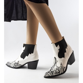 Goulet'n valkoiset eristetyt cowboysaappaat, joissa on käärmekuvio valkoinen 1