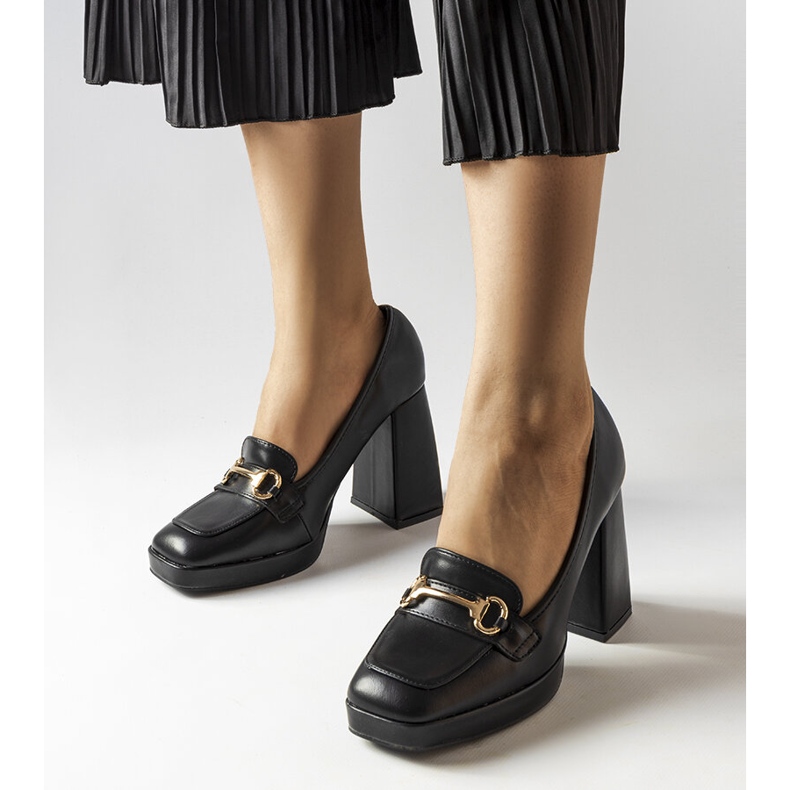 Blaissin mustat pumput geometrisessa lohkossa 1