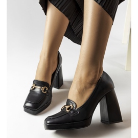 Blaissin mustat pumput geometrisessa lohkossa 2