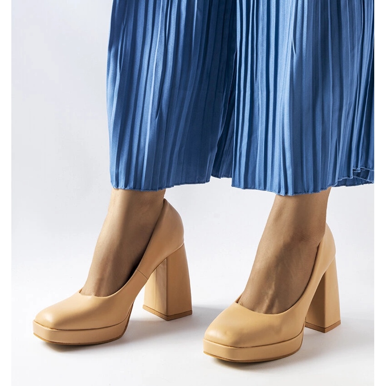 Maillyn beigenväriset korkokengät 1