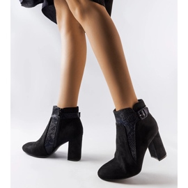 Mustat saappaat, joissa käärme-sisäke eko-mokkaa Daamen 2