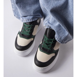 Mustat ja vihreät lenkkarit Baronin alustalla 1