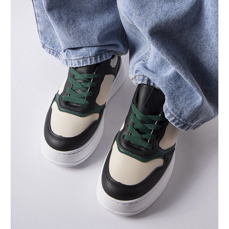 Mustat ja vihreät lenkkarit Baronin alustalla 1