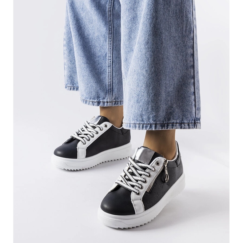 Inna Mustat lenkkarit Romola alustalla 1