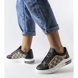 Inna Agostinan mustat tennarit kullalla 2