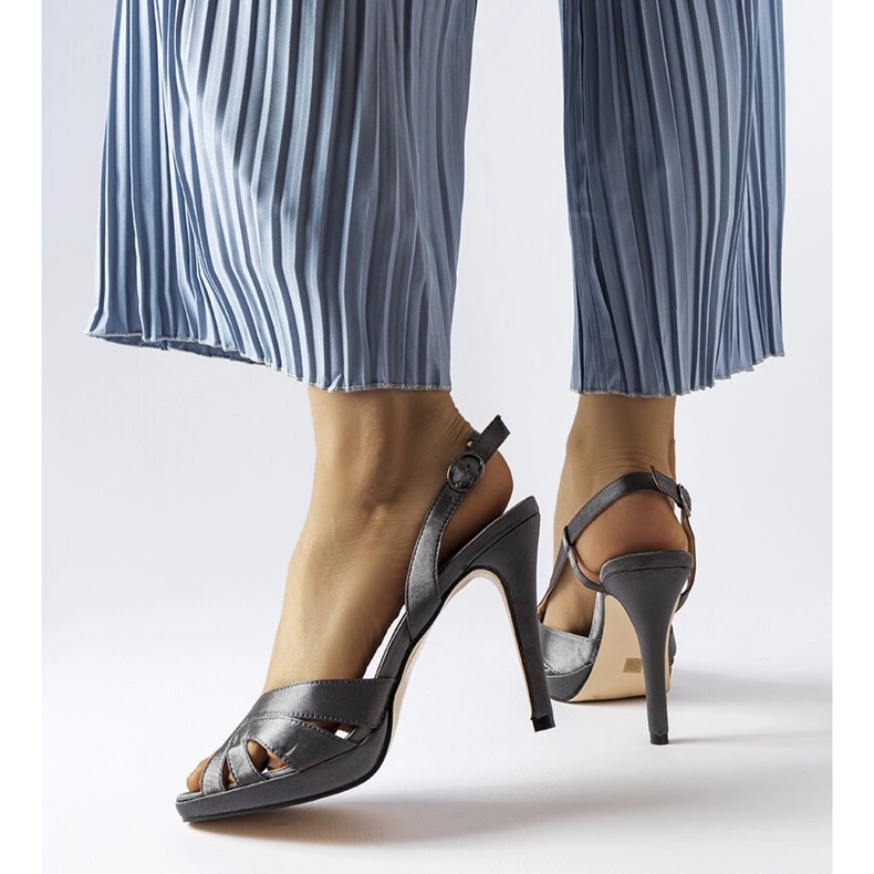 Alpakan harmaat korkokengät sandaalit 1