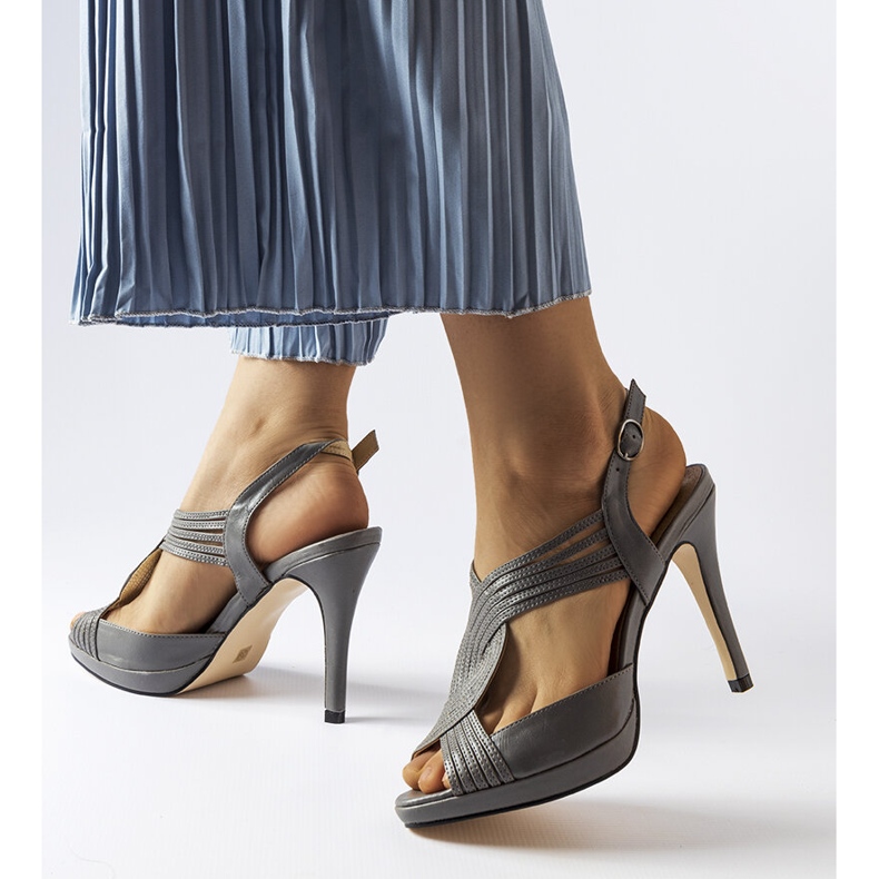 Tougasin harmaat korkokengät sandaalit 1