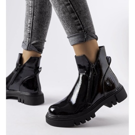 Ritte mustaksi lakatut eristetyt saappaat 1