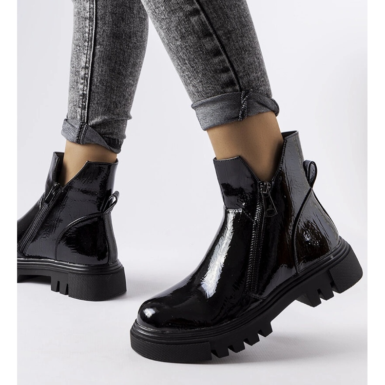 Ritte mustaksi lakatut eristetyt saappaat 1