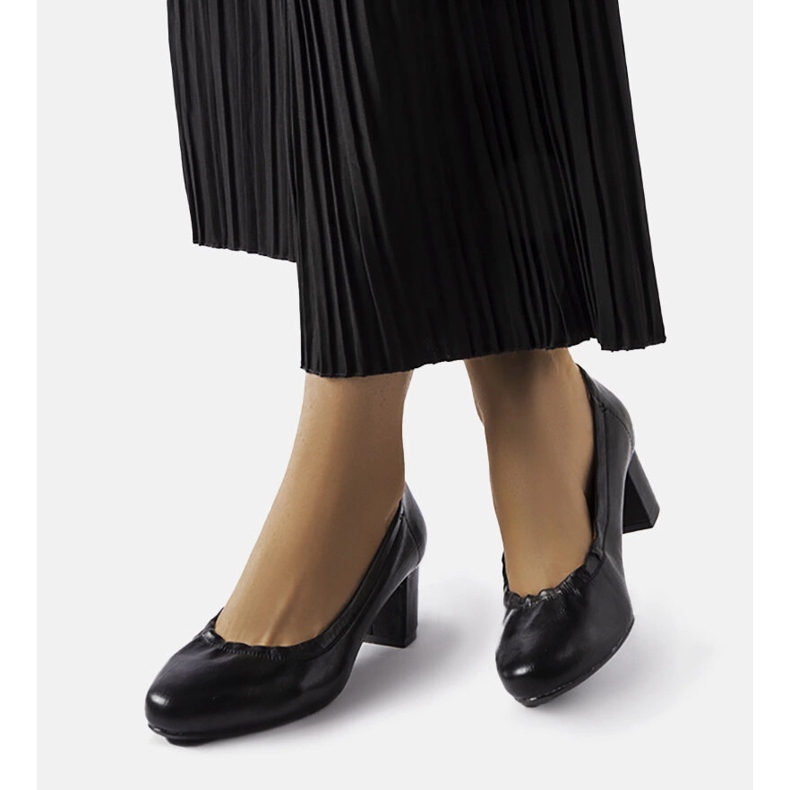 Inna Ploufe mustat pumput lohkossa 1