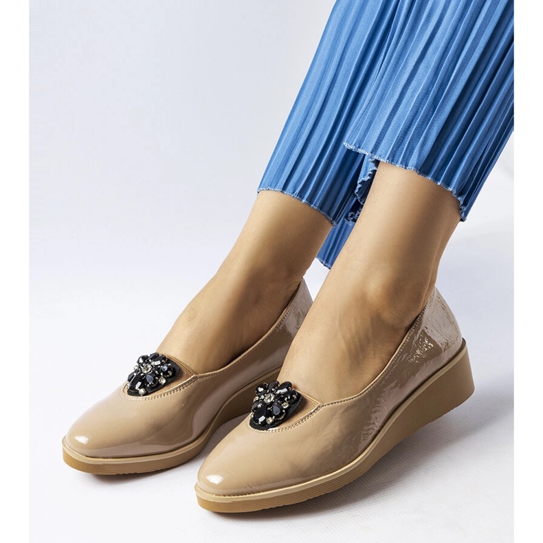 Beigeksi lakatut balerinat Mellori-koristeella 1